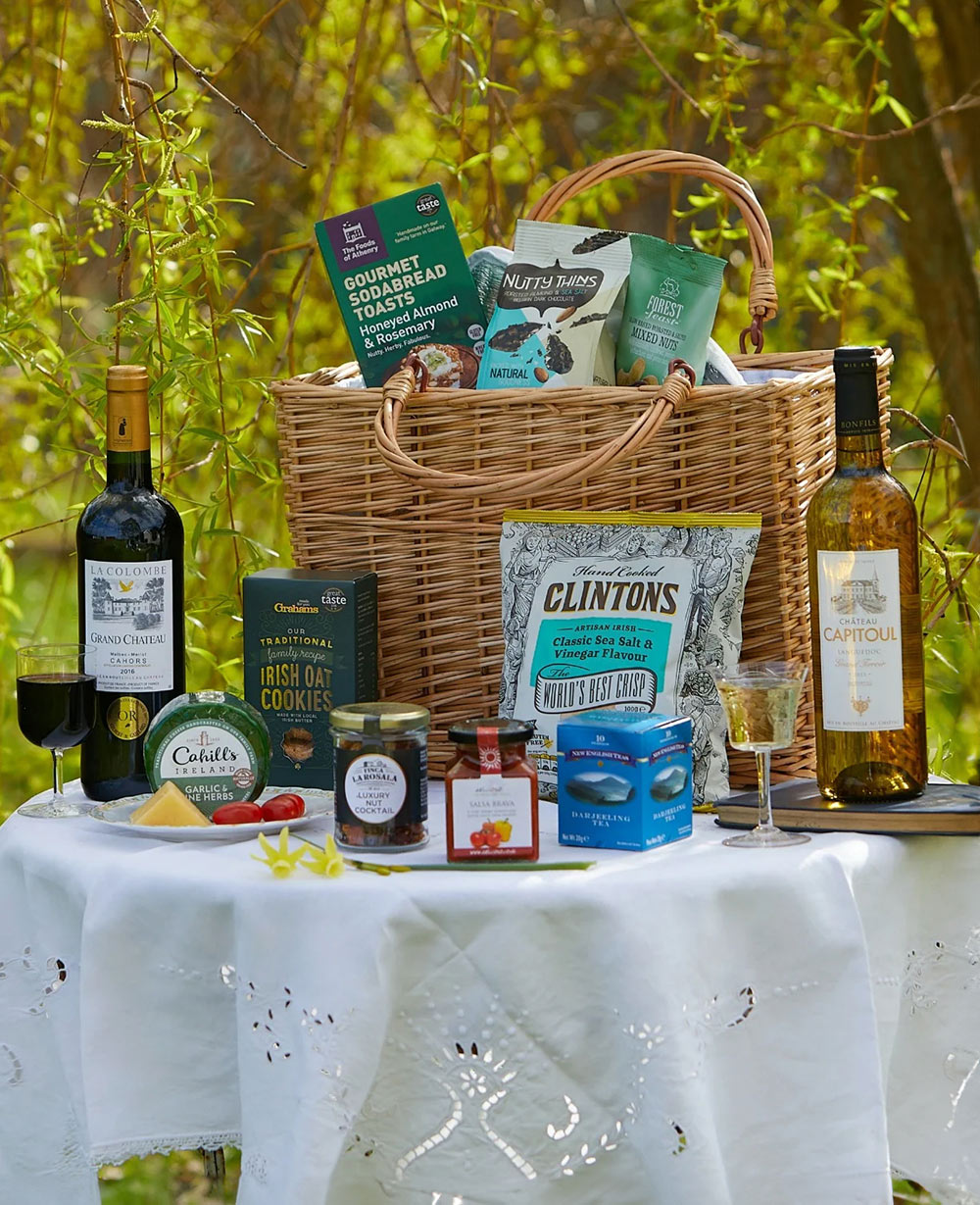 Gourmet Picnic Retreat Gift Hamper Basket Gourmet Picnic Retreat Gift Hamper Basket